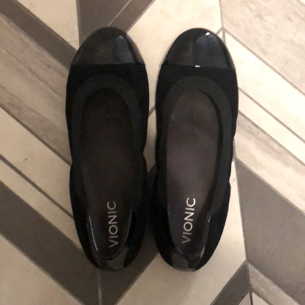 Vionic black ballet flats barely used. Size 6